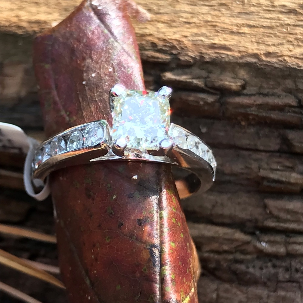 14k Exceptional VS1 Diamond Ring - Picture 2 of 8
